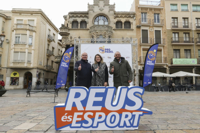 L'alcalde de Reus, Carles Pellicer, amb la padelista Ari Sánchez i el regidor d'Esports, Pep Cuerba.