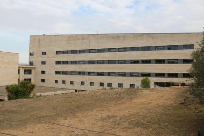 Parte posterior del Hospital de El Vendrell, donde se encuentran los terrenos donde se hará la ampliación.
