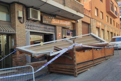 La furgoneta va impactar contra una terrassa