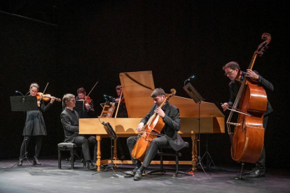 Actuacions dels canongins, Daniel Espasa (pianista) i Aleix Mañé (ballarí) durant l'acte d'inauguració del 21 de gener.
