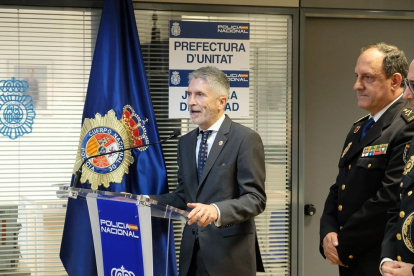 Imatge del ministre de l'Interior, Grande-Marlaska, en la inauguració de la Unitat de Documentació de la Policia Nacional al Vendrell.