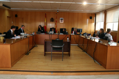 El acusado de abusar sexualmente a una mujer, de espaldas, al inicio del juicio que se celebra en la Audiencia de Tarragona.