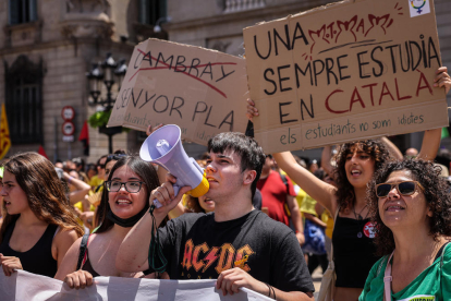 Manifestantes en la Plaza Sant Jaume en una nueva huelga de docentes en Barcelona.