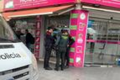 El operativo policial conjunto de Reus que ha inspeccionado siete tiendas de telefonía y locutorios.