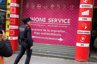 El operativo policial conjunto de Reus que ha inspeccionado siete tiendas de telefonía y locutorios.