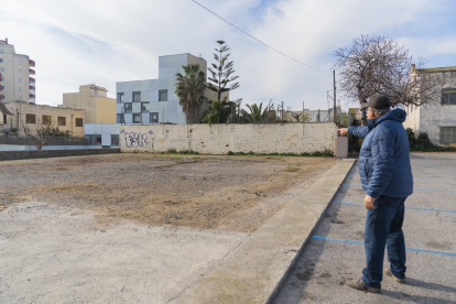 Els veïns volen traslladar el parc infantil del carrer de Miami.