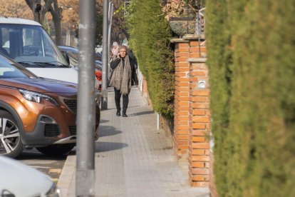 Els veïns volen ampliar la vorera del carrer de Poblet.