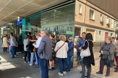 Imatge de les cues per descarregar els Bons Reus davant del Gaudí Centre.