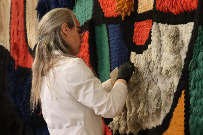 L'especialista en restauració, Marina Blanch, durant els treballs de manteniment 'Tapís de Tarragona' de Joan Mieó i Josep Royo.