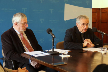 El arzobispo de Tarragona, Joan Planellas, y el portavoz de la institución, Miquel Marimón, en rueda de prensa.