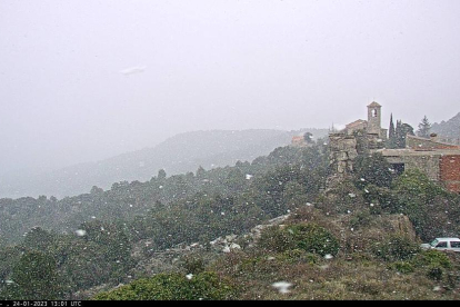 Rojals (pedanía de Montblanc) ha sido uno de los primeros puntos en los que ha empezado a caer nieve este mediodía.