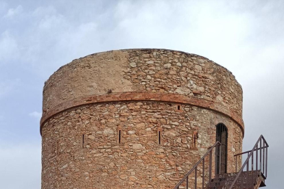 La concejala de Urbanismo de El Vendrell Núria Rovira y el Alcalde de la ciudad, Kenneth Martínez, en la torre de Botafoc.