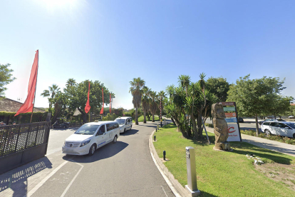 Accés principal al camping Cambrils Park.