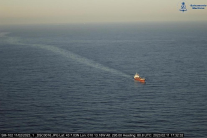 Imagen del Lagertha y la mancha de más de 12km de hidrocarburos vertidos en el mar.