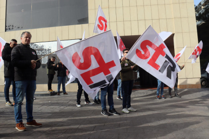 Los manifestantes que se han concentrado este martes ante el Departamento de Trabaja Tarragona en contra del despido del delegado de STR en la empresa SGS Tarragona.