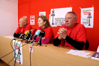 De izquierda a derecha, Valentí Marín, Cinta Galiana y Josep Casadó, en la presentación de los actos de “celebración” de los diez años de Trens Dignes.