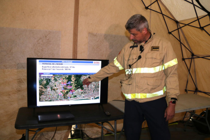 Miquel López, inspector de Bombers y jefe de apoyo del incendio de Calafell mostrando el mapa de la zona afectada por el fuego.