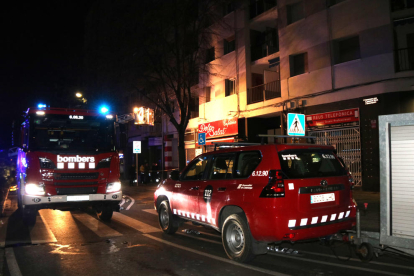 Vehículos del cuerpo de Bomberos frente al edificio donde se ha producido el incendio.