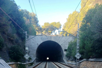 Imatge de les vies del tren que passen pel túnel de Roda de Berà.
