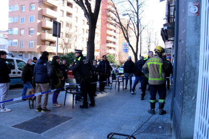 Veïns evacuats per l'incendi produït a Reus esperant per entrar a recollir medicaments i mascotes.