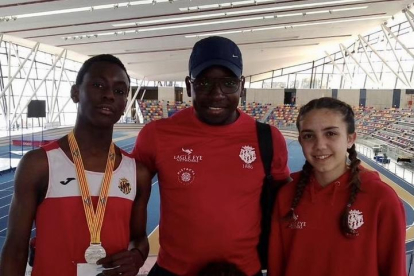 Jeremiah Obro, a l'esquerra, amb la medalla de plata.