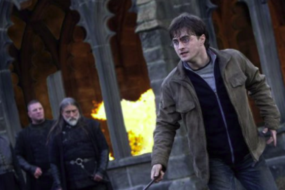 Daniel Radcliffe fent de Harry Potter en una de les pel·lícules.