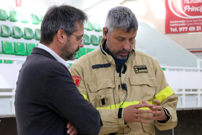 El inspector de Bombers, Miquel López, hablando con el delegado del Govern del Penedès, David Alquezar, en el centro de mando del incendio.