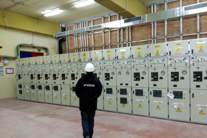 Un treballador d'Endesa supervisa una central de distribució eléctrica.