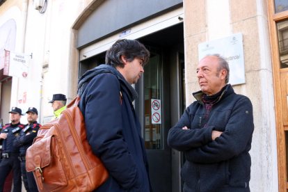 El activista del GEPEC-EdC, Santi Borràs, frente a los Juzgados de Falset con su abogado.