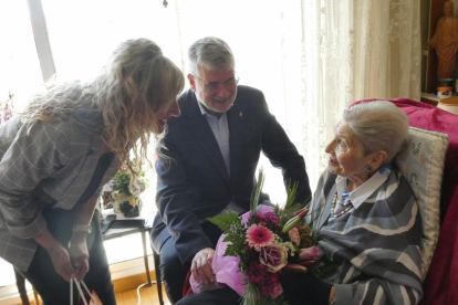 Imatge de l'homenatge a la centenària Adela Gómez Pérez.