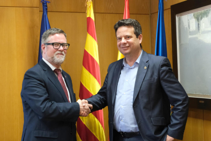 Imatge de la reunió entre el subdelegat del govern a Tarragona, Santiago J. Castellà, i l'alcalde de Cambrils, Oliver Klein.