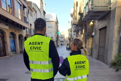Imatge dels dos agents cívics contractats per l'Ajuntament de l'Arboç per acabar amb l'incivisme.