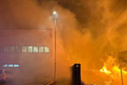 Imagen del incendio que afecta a la planta de compostaje de Botarell.