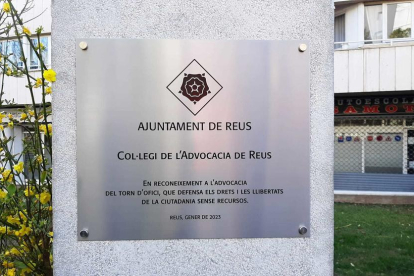 Placa en reconeixement de la advocacia en torn d'ofici de Reus.