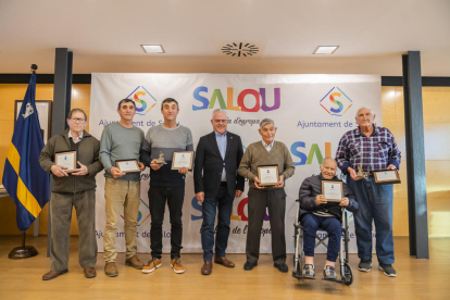 Els homenatjats juntament amb l'alcalde del municipi.