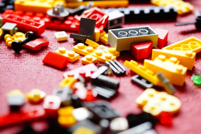 Els robots s'assemblen  a un Lego per la seva forma.