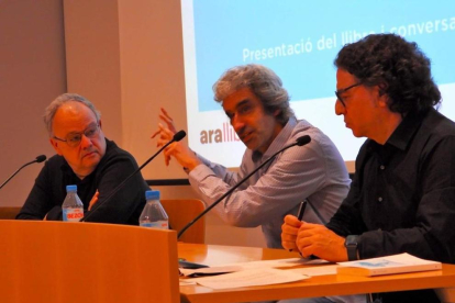 Esteve Masalles (esquerra) i Francesc Sabater (dreta), organitzadors de l'acte, amb Jordi Armadans (centre), autor, en la presentació del llibre «Pau. El valor de la vida als nostres dies».