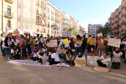 Membres de la plataforma 'Aturem Joan XXIII' s'han assegut en senyal de protesta davant l'Ajuntament de Tarragona.