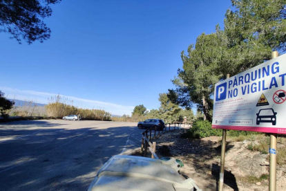 Imatge del pàrquing del Pont del Diable, on hi ha un cartell en el que es llegeix el missatge «No deixeu objectes de valor al vehicle».
