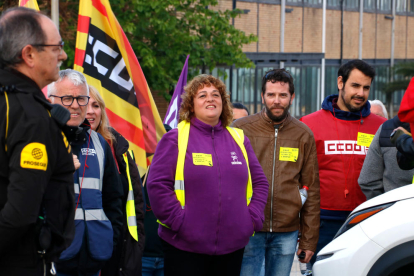 Treballadors i membres de CCOO a les portes de les instal·lacions d'IQOXE en la primera jornada de vaga.