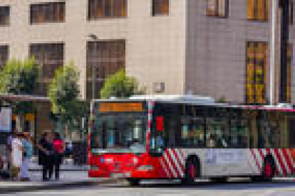 Imatge d'arxiu d'un autobús de l'EMT en una de les parades de la plaça Imperial Tarraco.