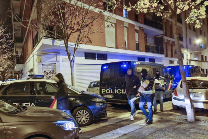 Efectivos de la Policía Nacional y de la Guardia Civil han llevado a cabo a última hora de la tarde de este miércoles un operativo conjunto en el barrio de Santa Eugènia de Girona