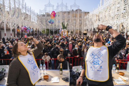 Dos participantes en la pasada edición del Concurso de comida calçots.