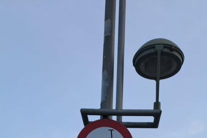 Imagen de una de las señales verticales instaladas.