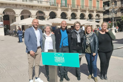 L'alcaldable de Junts per Reus, Teresa Pallarès, ha presentat avui en una roda de premsa a la plaça de Prim les persones que ocuparan els números 5, 6 i 7 de la candidatura.