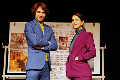 Pau Ferran y Bàrbara Roig durante un ensayo de la obra de teatro 'Lot 5 6 Pedra' en la Sala Trono.