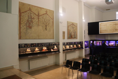 La sala del Museu Bíblic Tarraconense que acull les cinc pintures murals gòtiques.