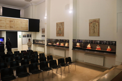 Dues de les pintures exposades en les parets dek Museu Bíblic Tarraconense.
