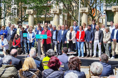 Teresa Pallarès acompanyada de la resta dels integrants del partit de cara als comicis.