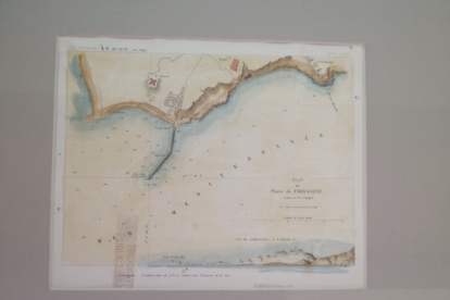 Reproducció del gravat del Plan de Phare de Tarragone de l'any 1843 on s'aprecia una secció horitzontal de la ciutat, des de la mar a la Catedral.